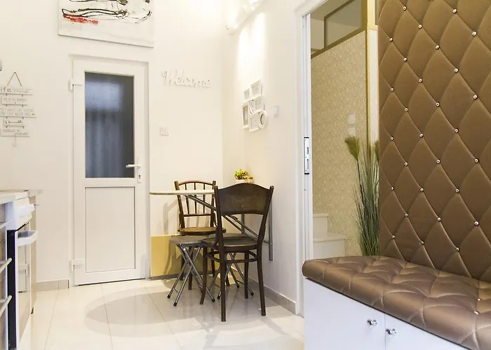 Ava's Champagne Center-andrash Street King Street *