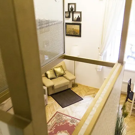 Ava's Champagne Studio Apartment *