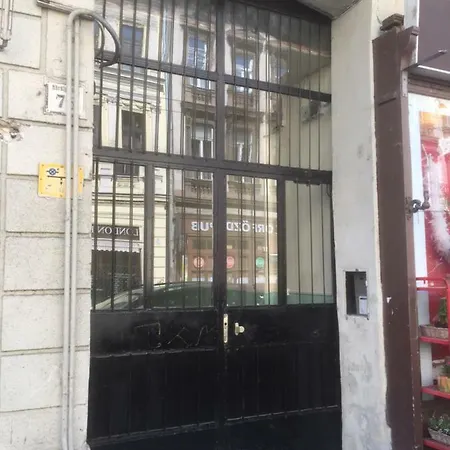 Ava's Champagne Studio Apartment *