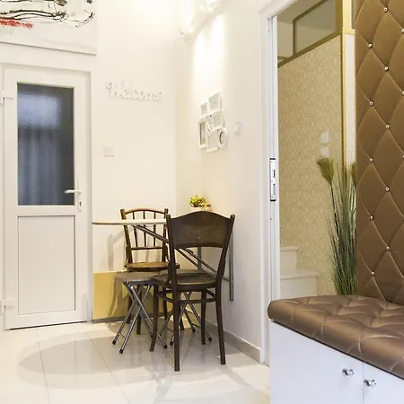 Ava's Champagne Center-andrash Street King Street *